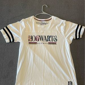 Men’s 2XL - Hogwarts Alumni Harry Potter Universal Studios t-shirt.